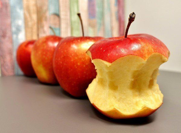 DOES AN APPLE A DAY KEEP THE DOCTOR AWAY